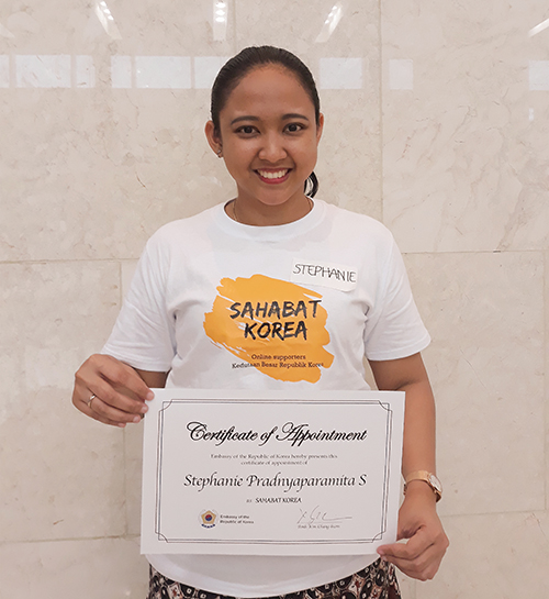 
Korea.net Honorary Reporter Stephanie Pradnyaparamita poses for a photo with a certificate of appointment at Sahabat Korea. 
